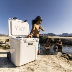 Yeti Coolers ROADIE 48 WHEELED - Kühlbox -Outdoor Produkten Geschäft 5638039355 z roadie 48 wheeled yeti coolers 24